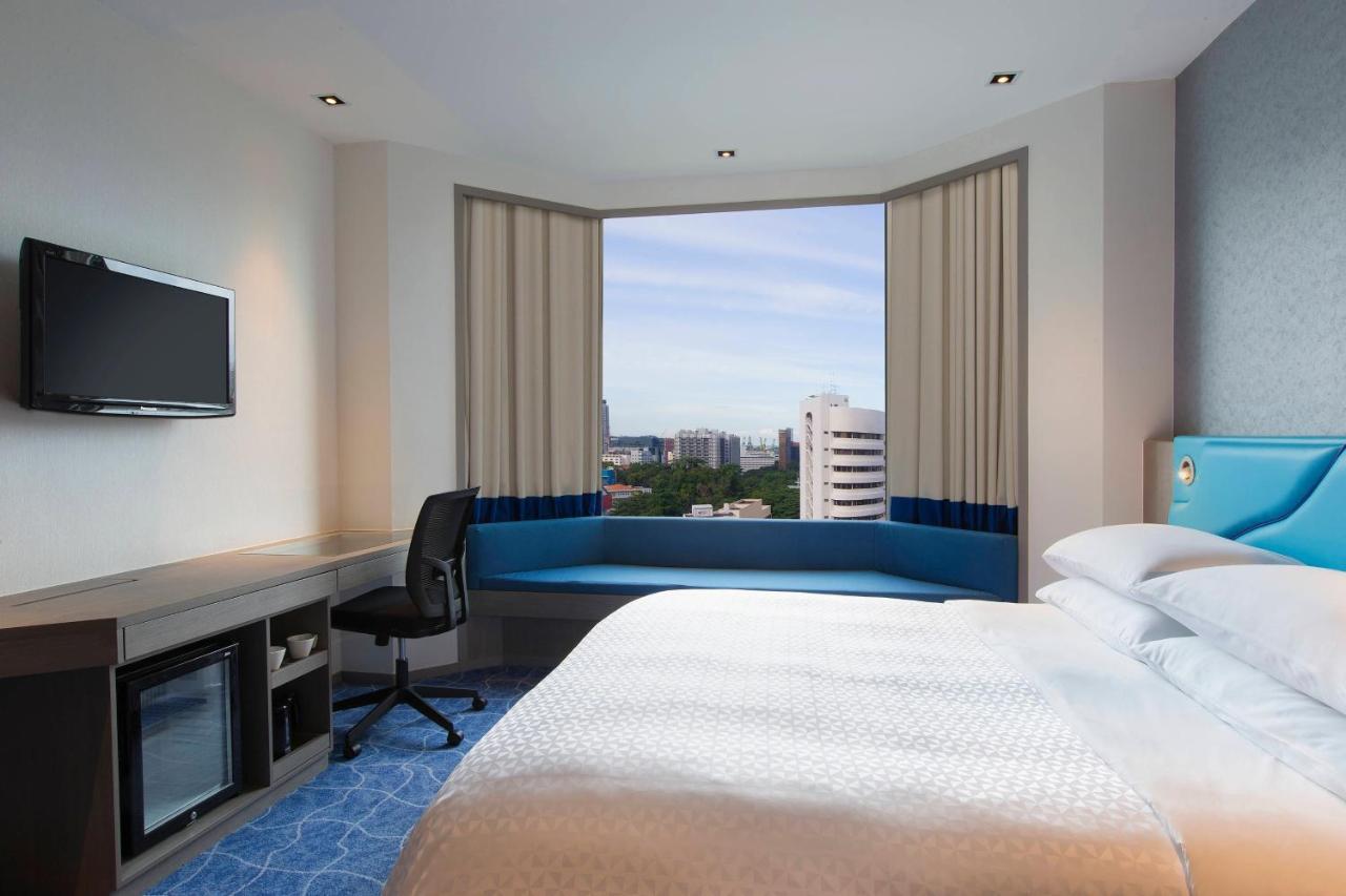 Deluxe Room 1 King City View