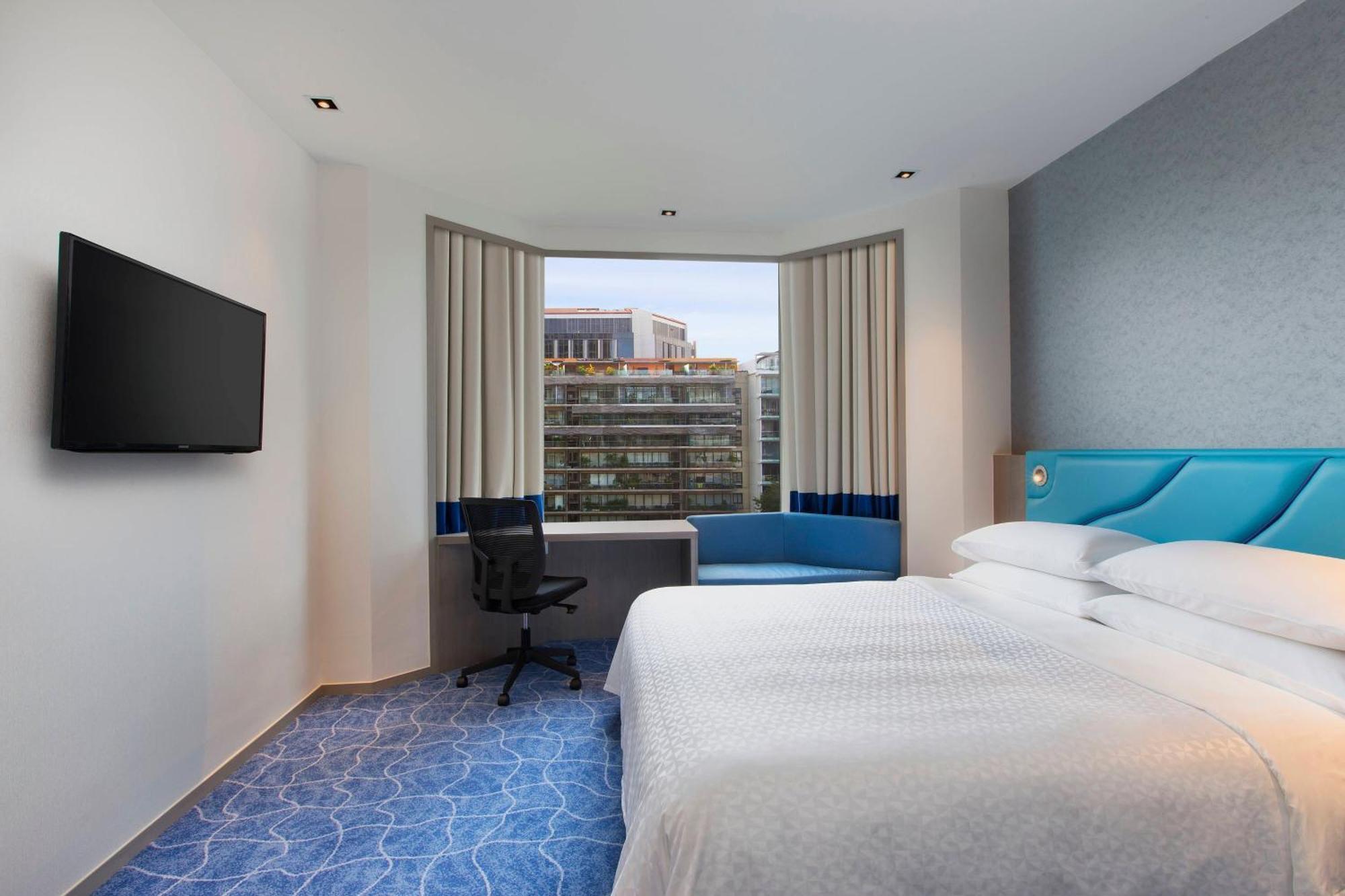 Deluxe Room 1 King City View
